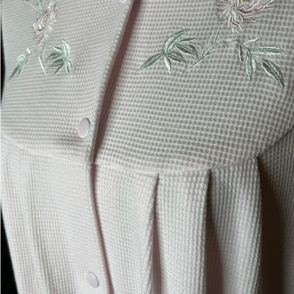 Miss Elaine Robe in Light Pink with Embroidery at Neckline Snap Close Size Small - Picture 2 of 6